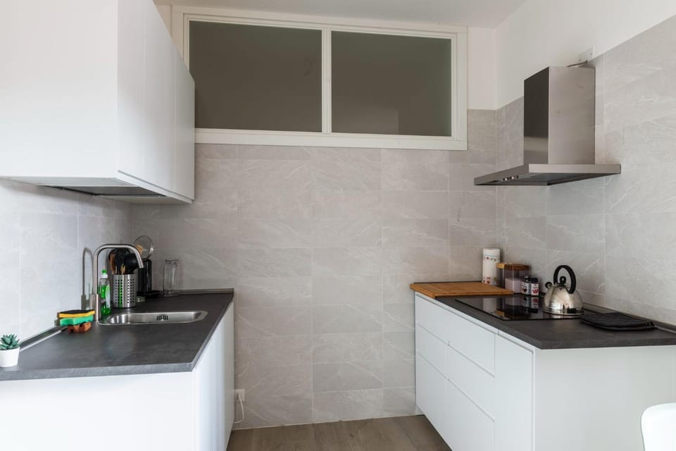 Coffee/tea facilities, Kitchen or kitchenette, stove