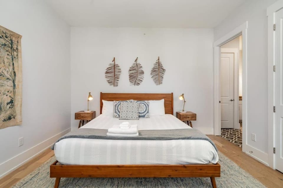 The Acklen-Private Balcony-4 Mins to Broadway House in Nashville