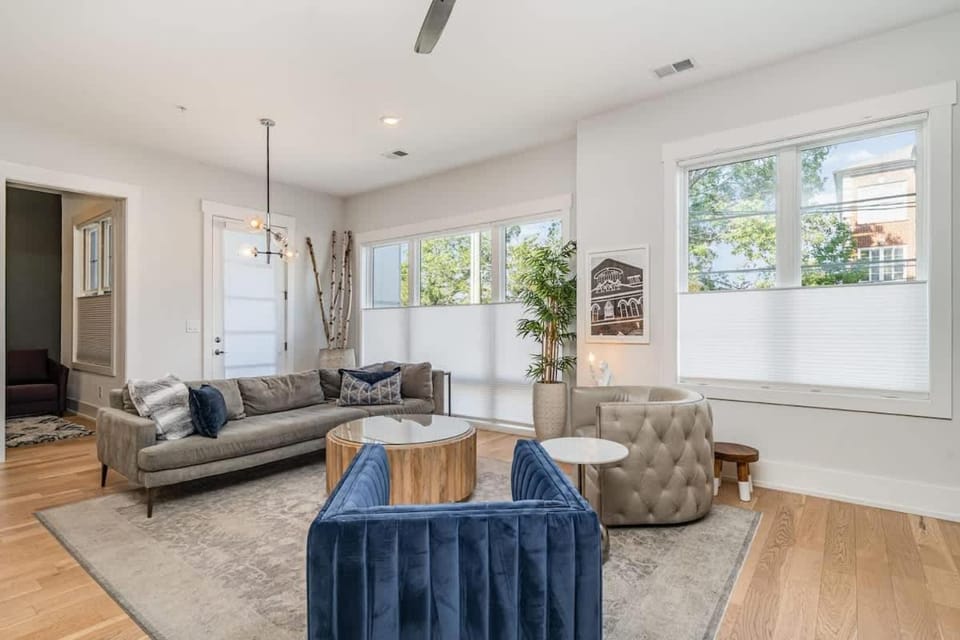 The Acklen-Private Balcony-4 Mins to Broadway House in Nashville