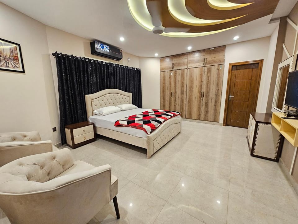Bed, TV and multimedia, wardrobe