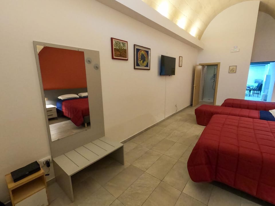 Bed, TV and multimedia, Photo of the whole room, Bedroom