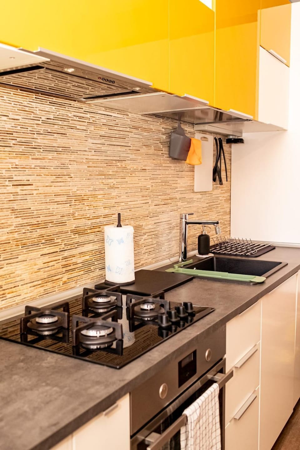 Kitchen or kitchenette, dishwasher, stove