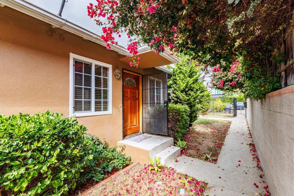 Santa Monica 2BD Home - 20 mins to LAX Airport! Apartment in Santa Monica