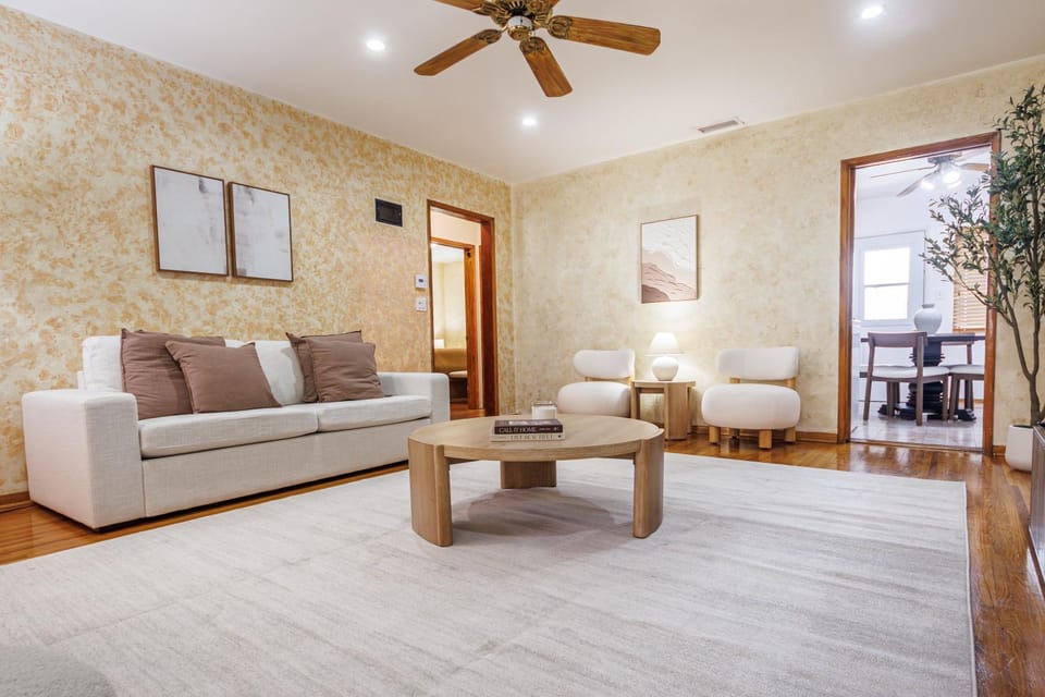 Santa Monica 2BD Home - 20 mins to LAX Airport! Apartment in Santa Monica