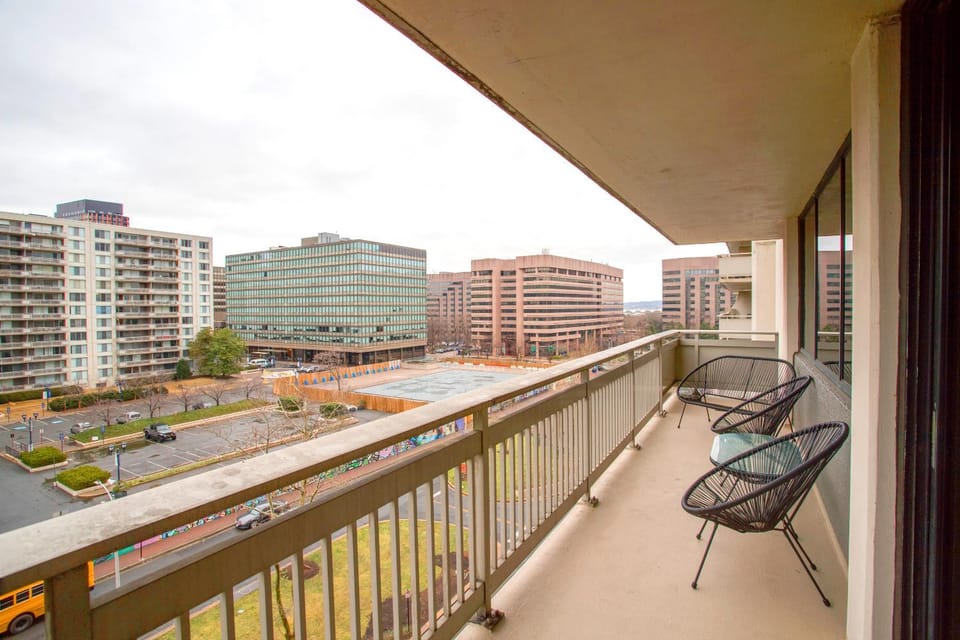 View (from property/room), Balcony/Terrace, Seating area, City view