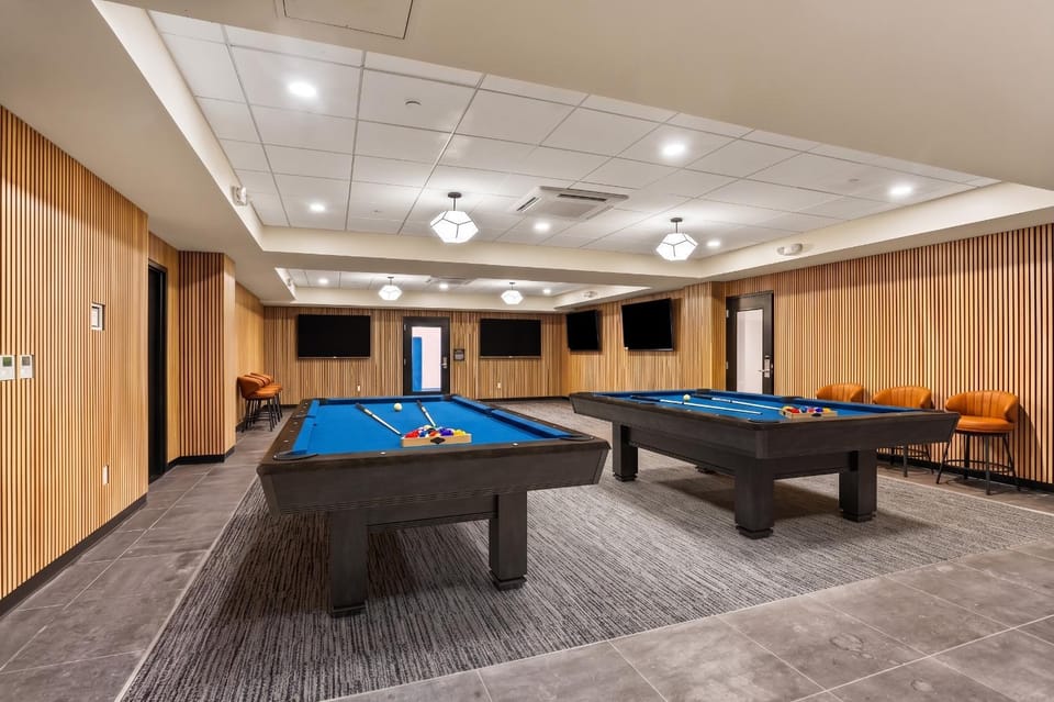 Billiard, Game Room