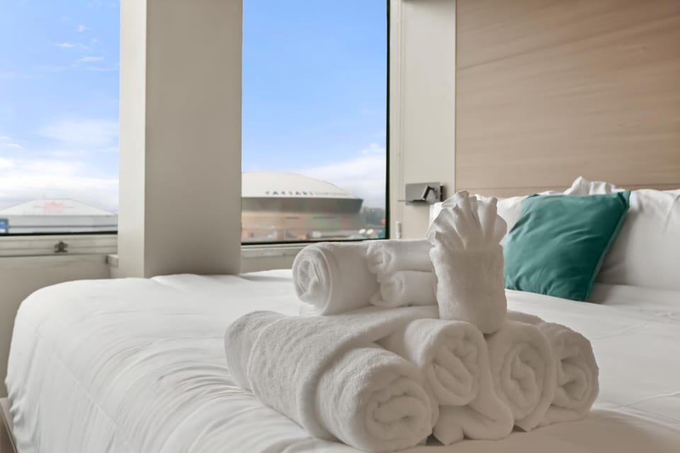 Bed, towels