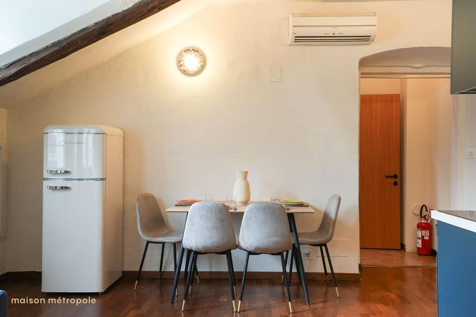 Kitchen or kitchenette, Dining area, oven, air conditioner