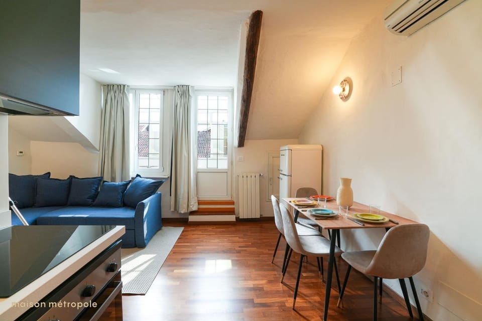 Kitchen or kitchenette, Living room, Seating area, Dining area, oven, air conditioner