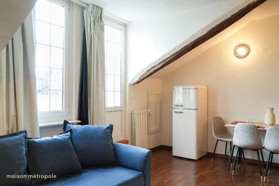 Kitchen or kitchenette, Living room, Seating area, Dining area, oven