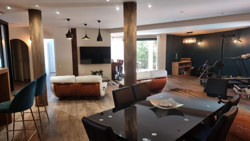 Communal lounge/ TV room, Living room, Seating area