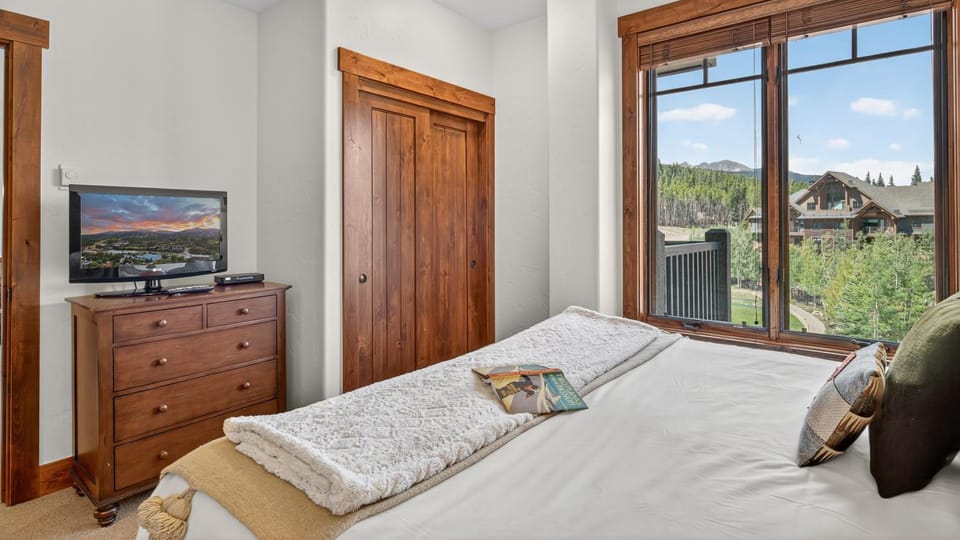 Bed, TV and multimedia, Bedroom