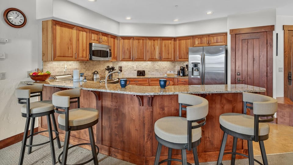 Coffee/tea facilities, Seating area, microwave, storage