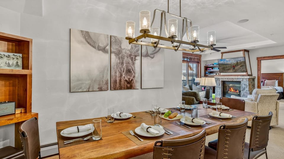 TV and multimedia, Seating area, Dining area, fireplace
