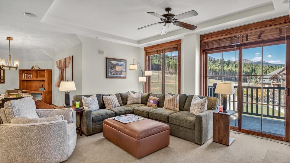 View (from property/room), Balcony/Terrace, Living room, Seating area, Mountain view