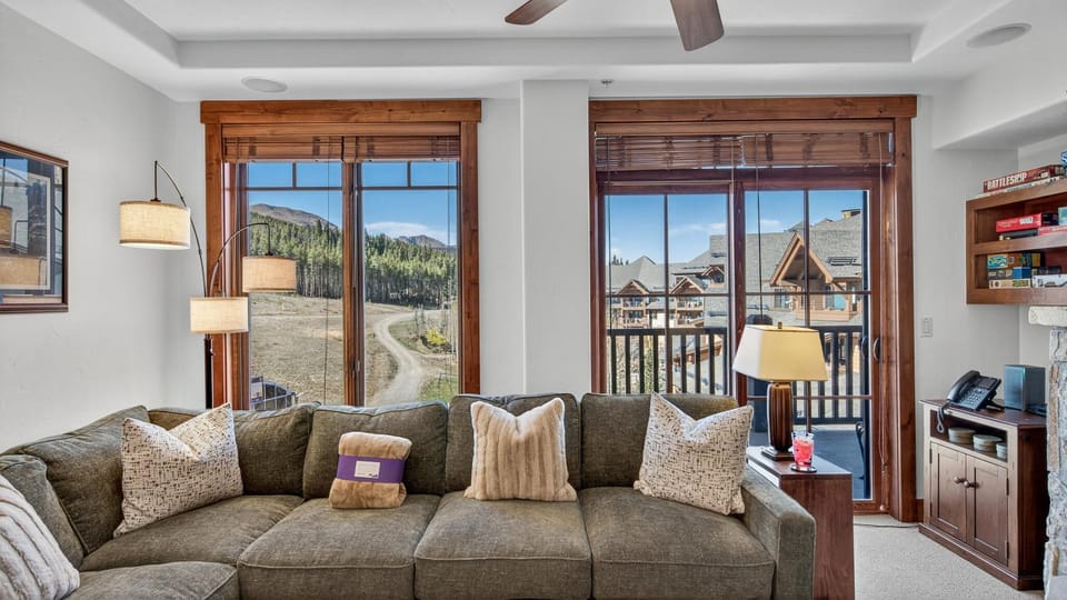 View (from property/room), Balcony/Terrace, Living room, Seating area