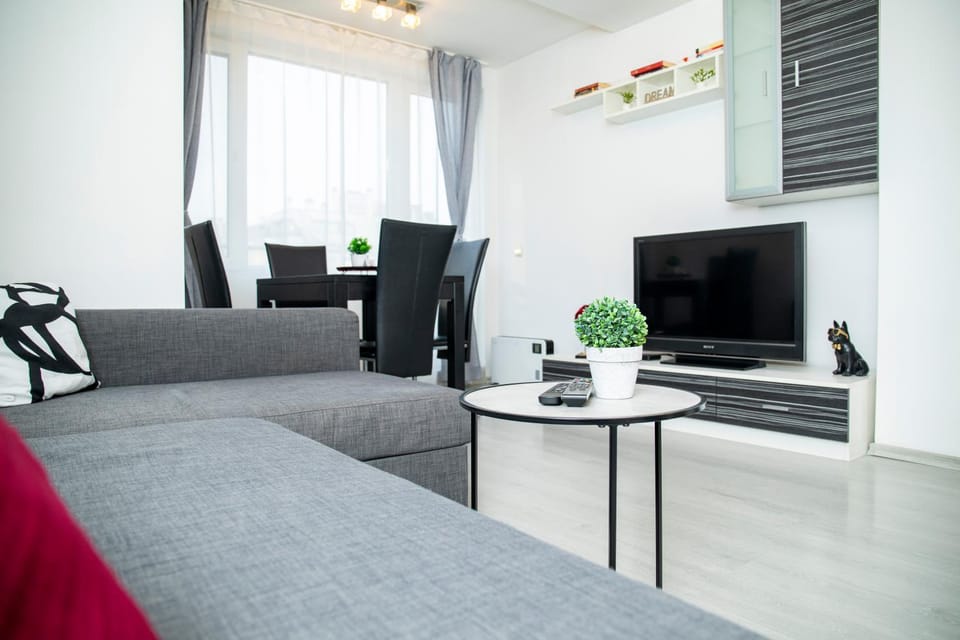 TV and multimedia, Living room, Seating area, Evening entertainment