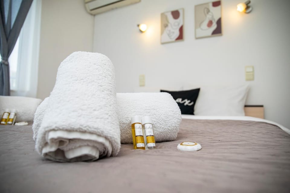 Bed, Photo of the whole room, Bedroom, towels