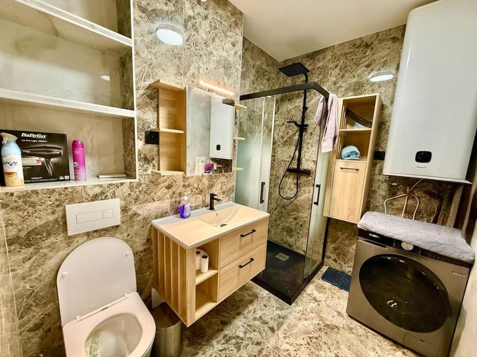 Shower, Toilet, Bathroom, towels