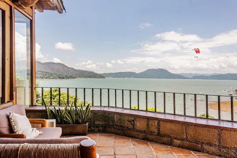 Rustic house with stunning lake view House in Valle de Bravo