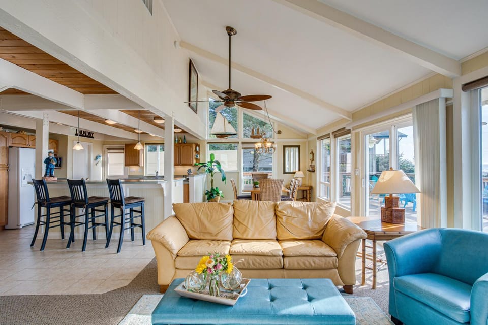 Ocean Views and Short Walk to Sandy Beach! Changes in Attitude House in Waldport