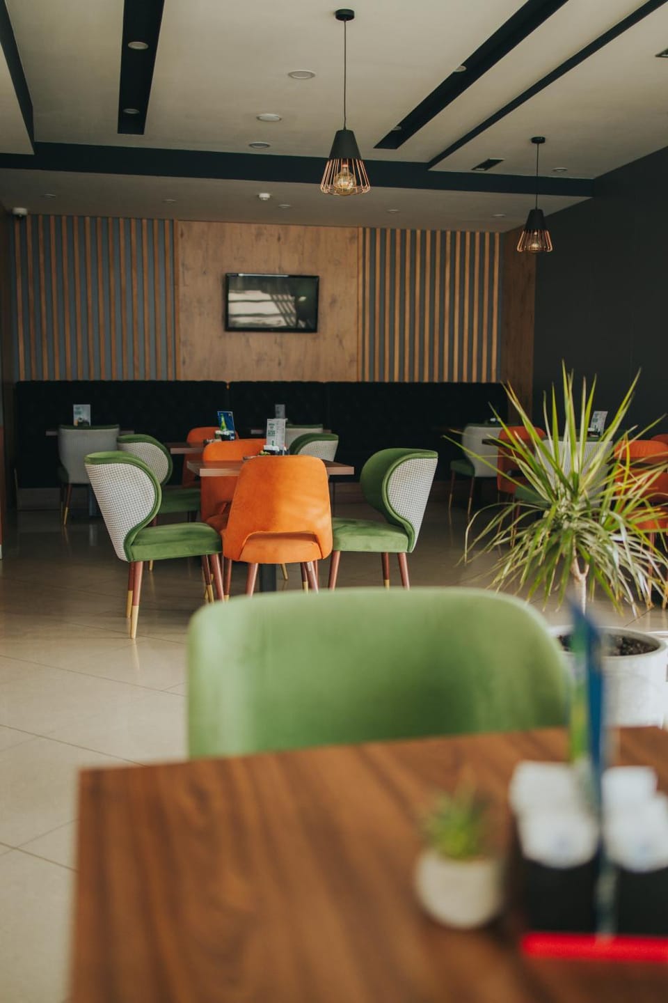 Restaurant/places to eat, TV and multimedia, Coffee/tea facilities, Seating area