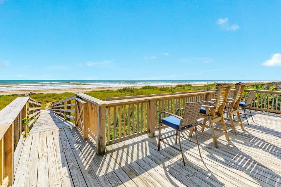 Blue Waves - Beachside Calm, Gulf Views for Miles House in Brazoria County