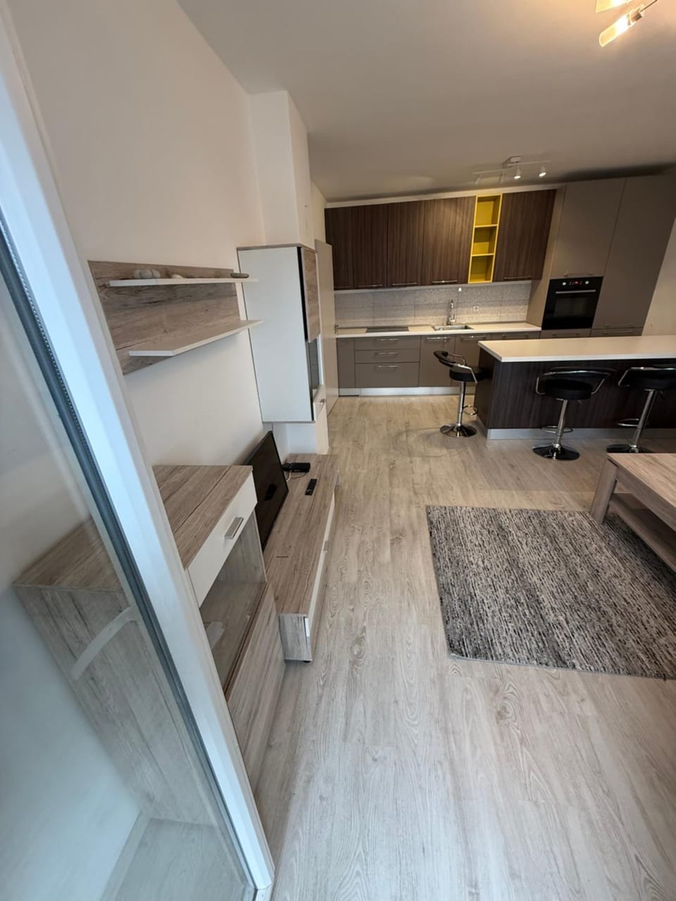 Banes me qira Apartment in Europe