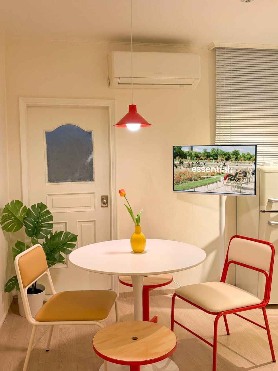 Living room, Seating area, Dining area