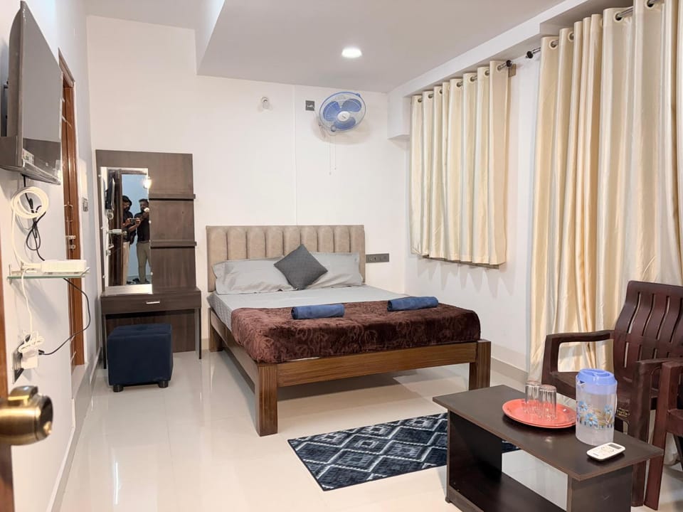 2 Bedrooms AC Homestay call 8O882-37972 Villa in Mysuru