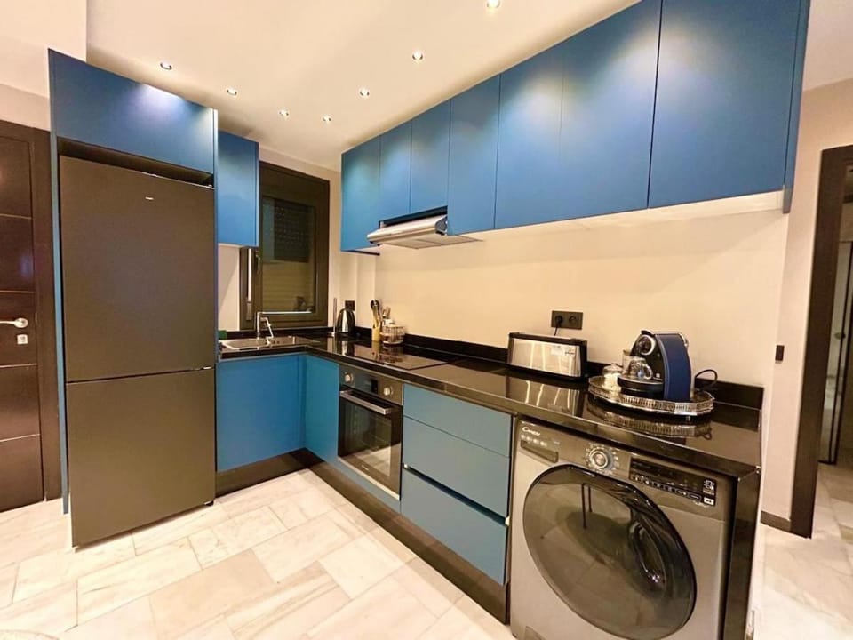 Coffee/tea facilities, Kitchen or kitchenette, oven, stove, toaster, washing machine
