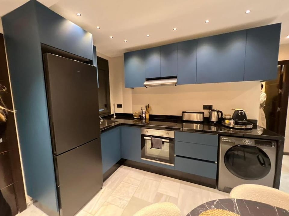 Coffee/tea facilities, Kitchen or kitchenette, oven, stove, toaster, washing machine