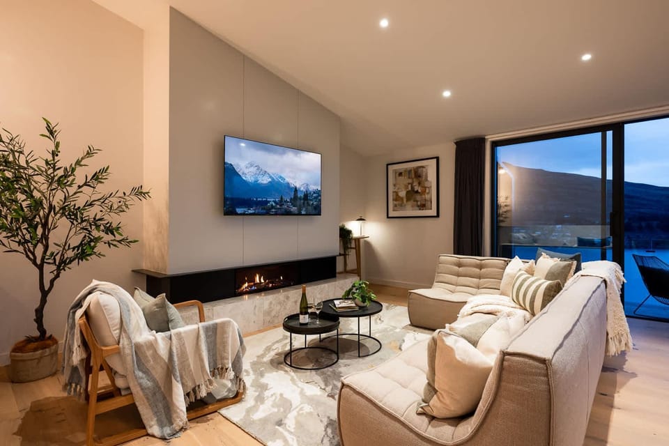 Olive Tree House Lake Mountain Views Garage Apartment in Queenstown