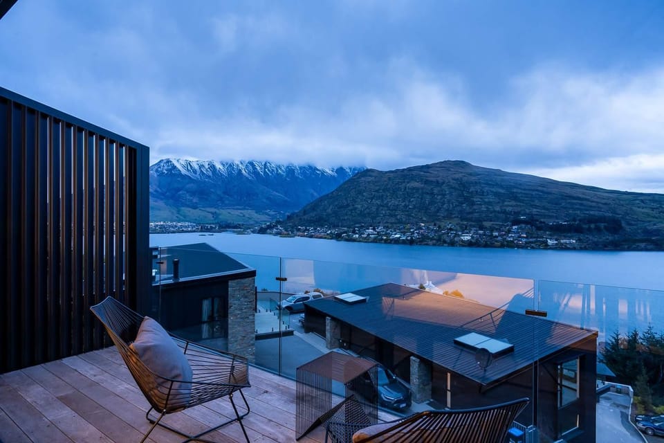 Olive Tree House Lake Mountain Views Garage Apartment in Queenstown