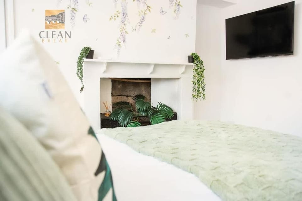 1 Bed Beauty With Parking By Clean Break Apartment in Bath