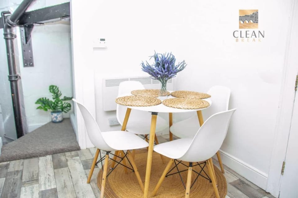 1 Bed Beauty With Parking By Clean Break Apartment in Bath