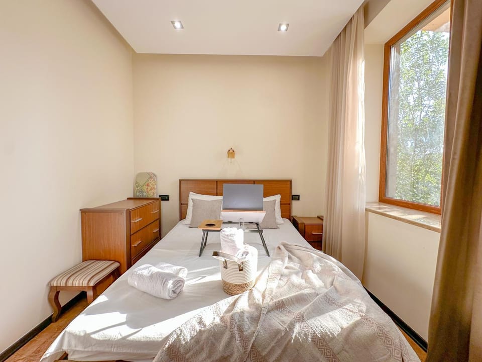 Bed, Bedroom, towels