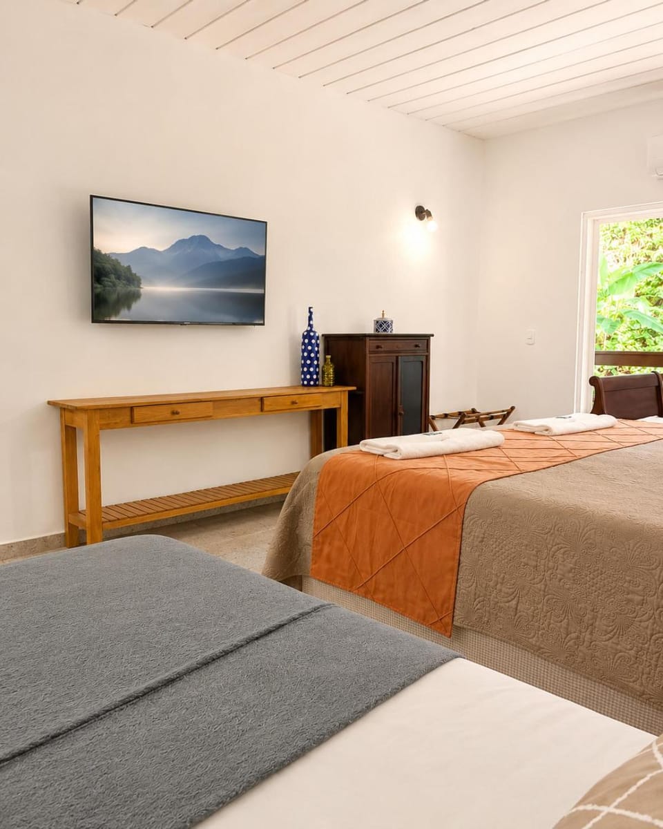 Bed, TV and multimedia, Photo of the whole room, Bedroom