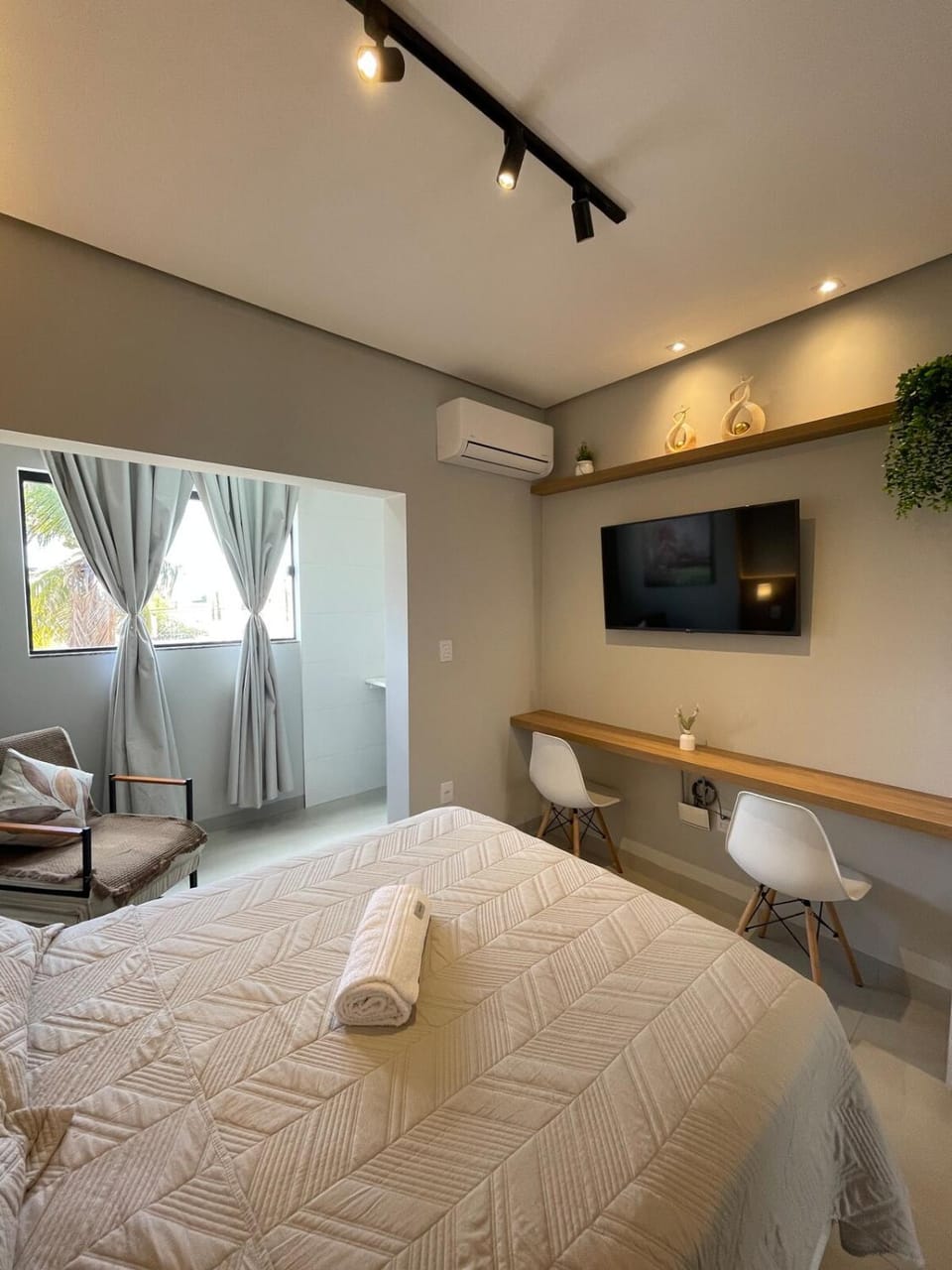 Bed, TV and multimedia, Photo of the whole room, Dining area, Bedroom, towels, air conditioner