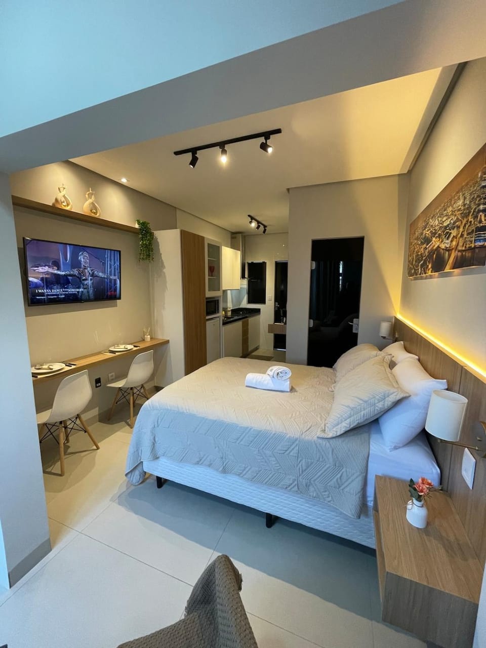 Bed, TV and multimedia, Kitchen or kitchenette, Photo of the whole room, Seating area, Bedroom, towels