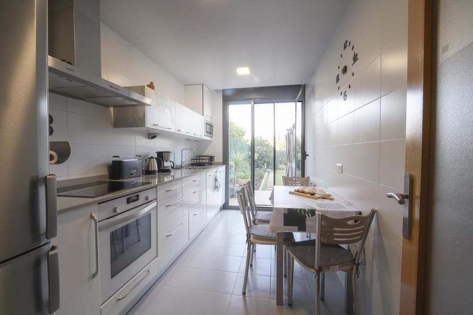 Kitchen or kitchenette, dishwasher, oven, toaster