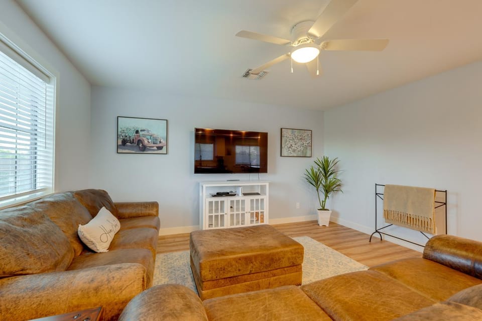 Sports Courts On-Site! Couple's Escape in Tempe Apartment in Tempe