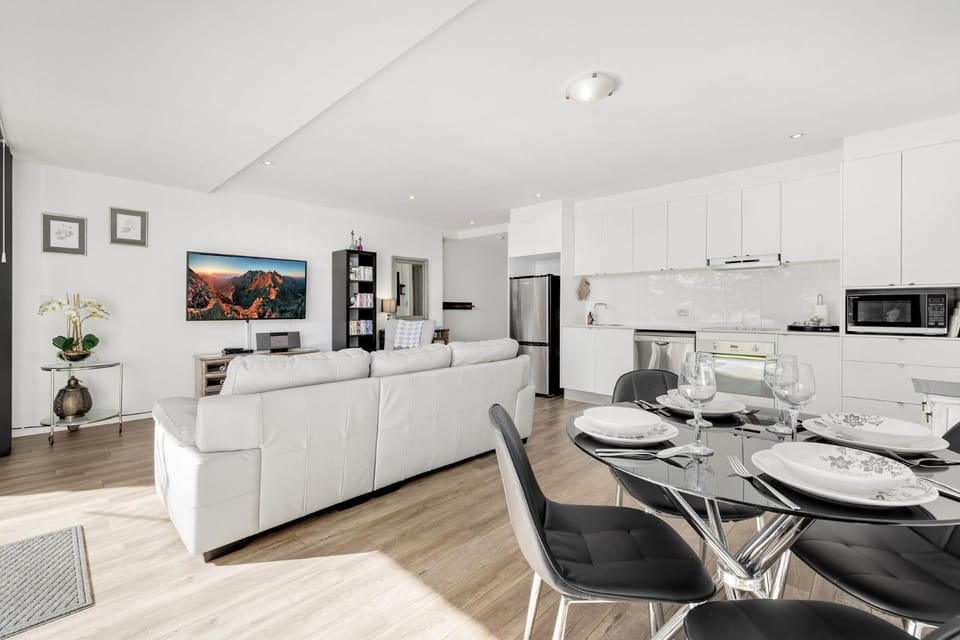Kitchen or kitchenette, Living room, Seating area, Dining area, dishwasher, oven, pet friendly, stove, toaster