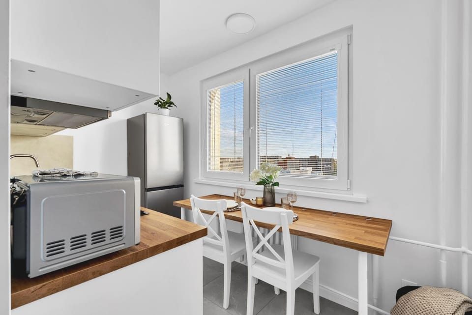 Kitchen or kitchenette, Dining area, oven