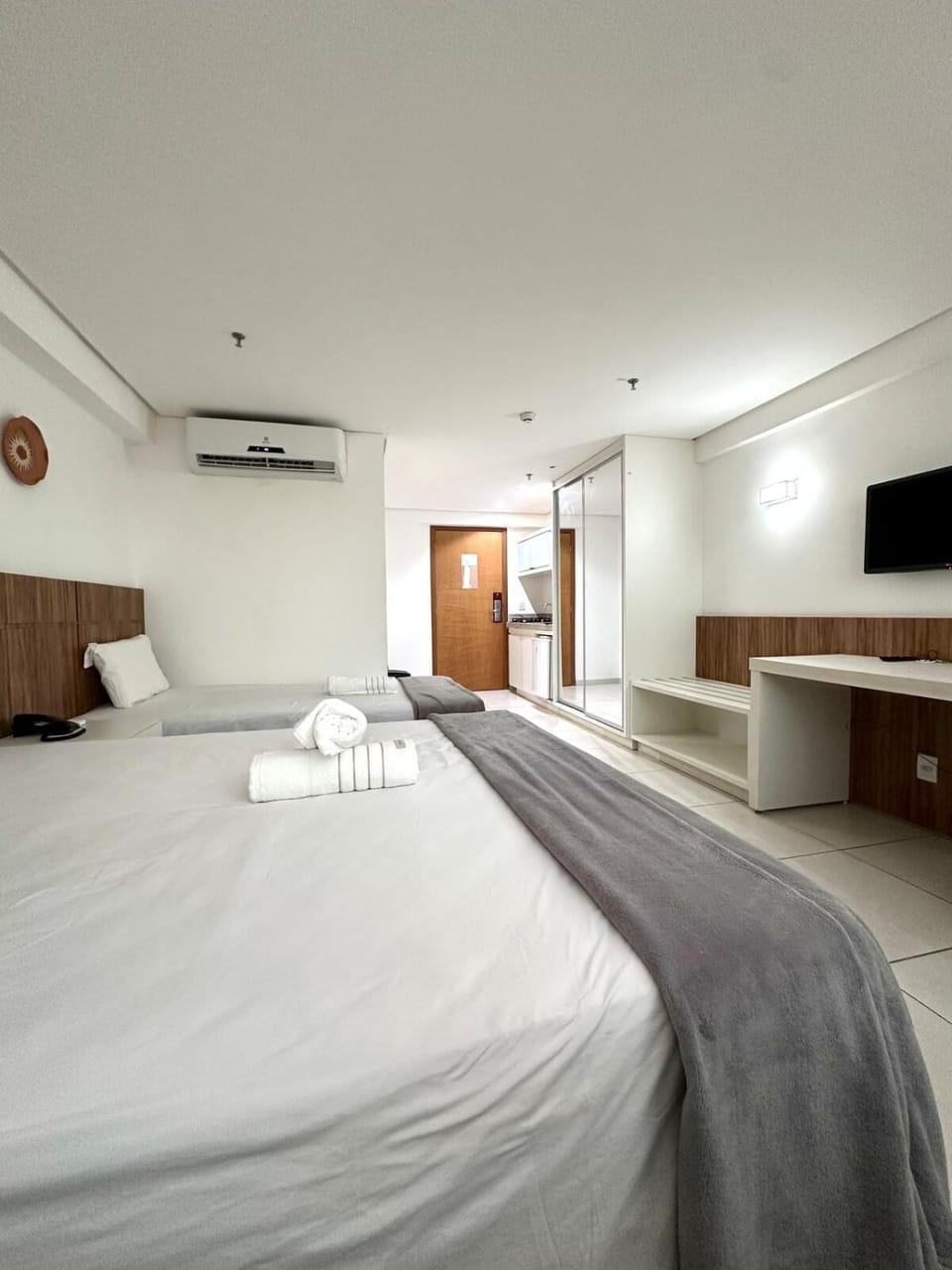 Bed, TV and multimedia, Photo of the whole room, Bedroom, towels, air conditioner