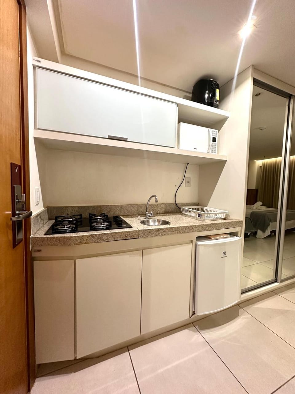 Kitchen or kitchenette, minibar, stove