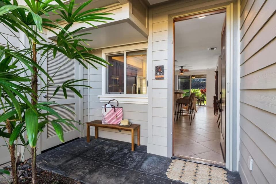 Palm Villas stylish luxury condo with Mauna Lani Beach Club Access House in Mauna Lani