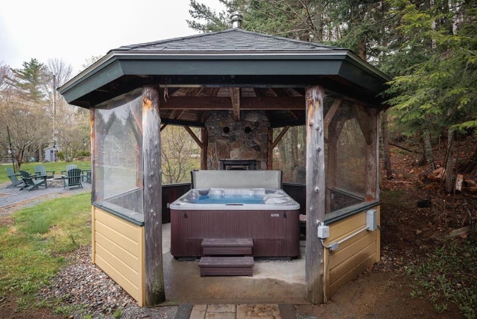 Sleeps 16-Hottub-Sauna-Pet Friendly-7 Min to Ski House in Waterville Valley
