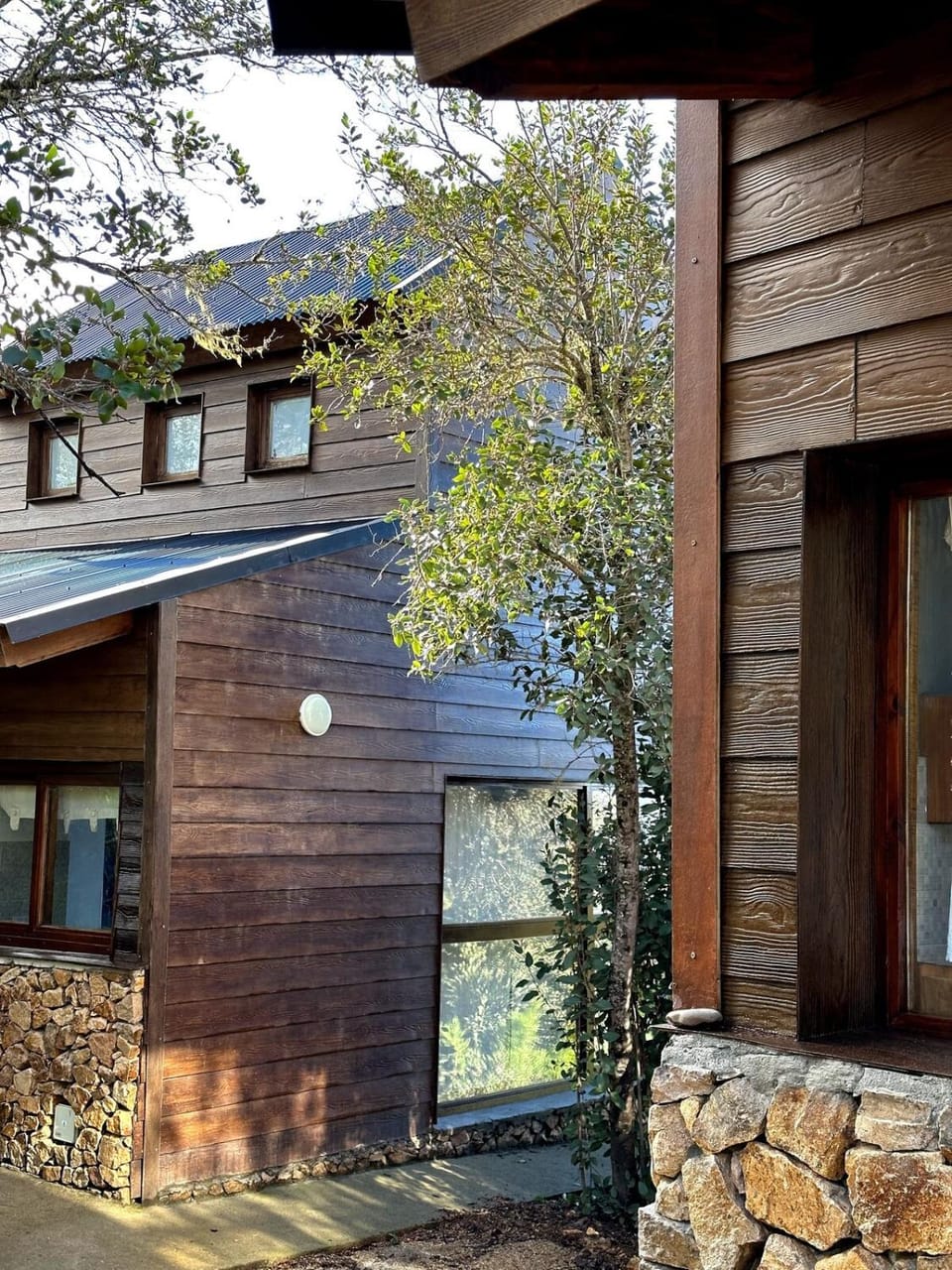 Cabañas ROCA DEL LAGO, en Villa Pehuenia House in Araucania, Chile