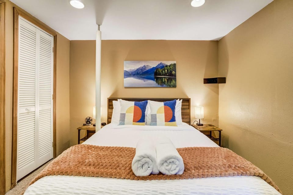 Memorial Row Downtown Escape w Mountain Views House in Colorado Springs